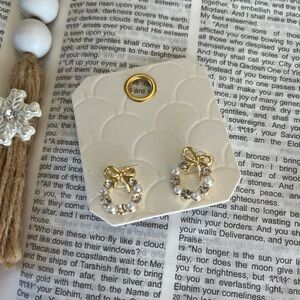 Pearl Bow gold tone wreath holiday Christmas earrings NEW